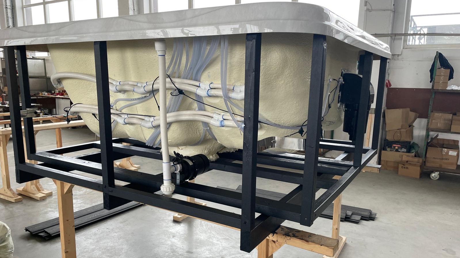 Spavio Hot Tub Model S Unterkonstruktion Produktion